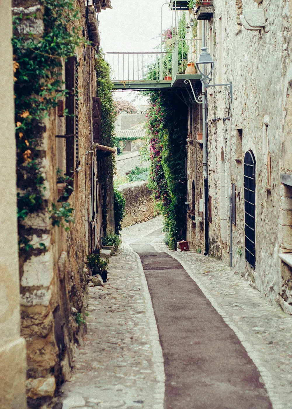 Klein Een smal steegje omringd door oude gebouwen